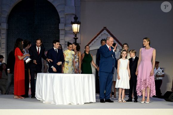 No Tabloïds - Tatiana SantO Domingo, Andrea Casiraghi, Louis Ducruet, Pauline Ducruet, le prince Albert II de Monaco, la princesse Charlene, leurs enfants, le prince héréditaire Jacques et la princesse Gabriella et la princesse Caroline de Hanovre - Célébration des 20 ans de règne du prince souverain Albert II de Monaco sur la place du Palais à Monaco, le 19 juillet 2025. © Bruno Bebert/Bestimage