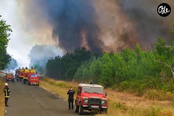 Incendie en Gironde les flammes se rapprochent de Lège-Cap Ferret, France, le 23 juillet 2026. L'incendie virulent qui s'est déclaré mercredi 22 juillet à 12h à Saumos, en Gironde, a brûlé plus de 31 km2 de forêt. Depuis hier, près de 20 000 personnes ont été évacuées à titre préventif ou sont en train de l'être. 700 pompiers sont mobilisés sur place avec des moyens aériens en renfort. © Guillaume Collet/Bestimage