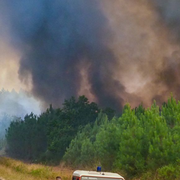 Incendie en Gironde les flammes se rapprochent de Lège-Cap Ferret, France, le 23 juillet 2026. L'incendie virulent qui s'est déclaré mercredi 22 juillet à 12h à Saumos, en Gironde, a brûlé plus de 31 km2 de forêt. Depuis hier, près de 20 000 personnes ont été évacuées à titre préventif ou sont en train de l'être. 700 pompiers sont mobilisés sur place avec des moyens aériens en renfort. © Guillaume Collet/Bestimage