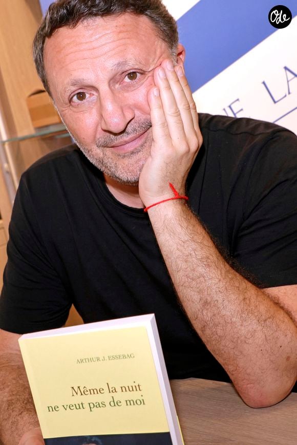 Malgré d’excellentes audiences en France, les annulations en cascade ont empêché la rentabilisation du programme.

Exclusif - Arthur (Jacques Essebag) en séance de dédicaces pour la sortie de son nouveau livre "Même la nuit ne veut pas de moi (Ed. Grasset)" à la librairie Lamartine à Paris, le 27 mai 2026. © Cédric Perrin / Bestimage