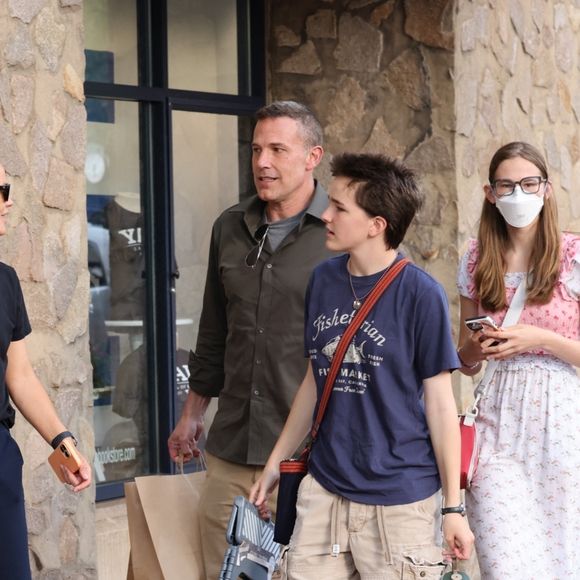 Exclusif - Ben Affleck retrouve Jennifer Garner et leurs filles Violet et Fin à New Haven pour l'installation de Violet à l'Université Yale le 18 août 2024. ©Backgrid USA / Bestimage