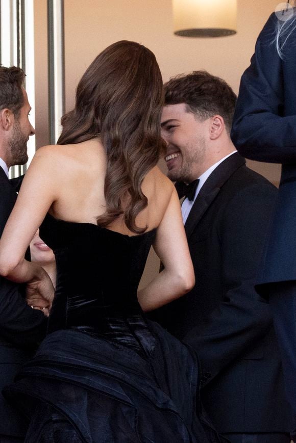 Antoine Dupont en couple et en vadrouille avec Iris Mittenaere : le  rugbyman pris en photo dans leur chambre mais pas avec la Miss ! : Le  diaporama - Purepeople