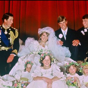 En 1992, le couple se sépare après la parution d’une biographie révélant le mal-être de Diana.

Mariage du prince et de la princesse de Galles (Lady Diana Spencer) à Londres, Royaume Uni, le 29 juillet 1981. Ils sont entourés des princes Andrew et Edouard.

© ALPHA AGENCY / BESTIMAGE