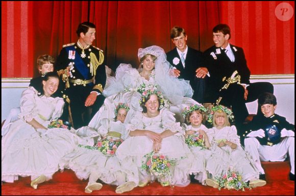En 1992, le couple se sépare après la parution d’une biographie révélant le mal-être de Diana.

Mariage du prince et de la princesse de Galles (Lady Diana Spencer) à Londres, Royaume Uni, le 29 juillet 1981. Ils sont entourés des princes Andrew et Edouard.

© ALPHA AGENCY / BESTIMAGE