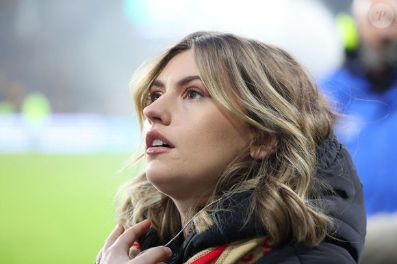 Marine (Star Academy 2024) chante "Les Corons" en hommage à Pierre Bachelet, pour le 20ème anniversaire de sa mort, lors du match de Ligue 1 McDonald's "Lens - Strasbourg (0-2)" au stade Bollaert-Delelis, le 16 février 2025.