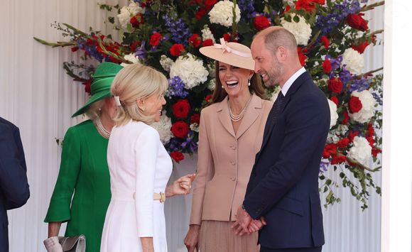 Le roi Charles III d'Angleterre, Camilla Parker Bowles, reine consort d'Angleterre, le prince William, prince de Galles, et Catherine (Kate) Middleton, princesse de Galles, accueillent le couple présidentiel français le président Emmanuel Macron et sa femme la Première Dame Brigitte Macron sur Datchet road à Windsor, Royaume Uni, le 8 juillet 2025. © Dominique Jacovides/Bestimage