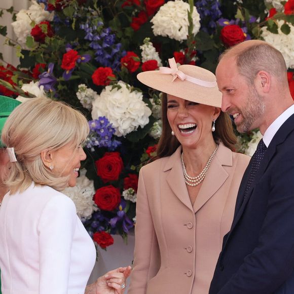 Le roi Charles III d'Angleterre, Camilla Parker Bowles, reine consort d'Angleterre, le prince William, prince de Galles, et Catherine (Kate) Middleton, princesse de Galles, accueillent le couple présidentiel français le président Emmanuel Macron et sa femme la Première Dame Brigitte Macron sur Datchet road à Windsor, Royaume Uni, le 8 juillet 2025. © Dominique Jacovides/Bestimage