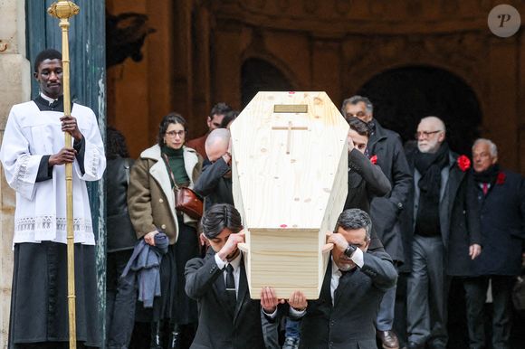 Pia Laborde, la fille de C.Laborde, Thomas Stern, le mari de la défunte - Sortie des obsèques de Catherine Laborde en l’église Saint-Roch à Paris, le 6 février 2025. Décédée le 28 janvier 2025 à l'âge de 73 ans, l'ancienne présentatrice météo de TF1 (1988 - 2017) était atteinte de la maladie neurodégénérative à corps de Lewy. 
© Jacovides - Moreau / Bestimage