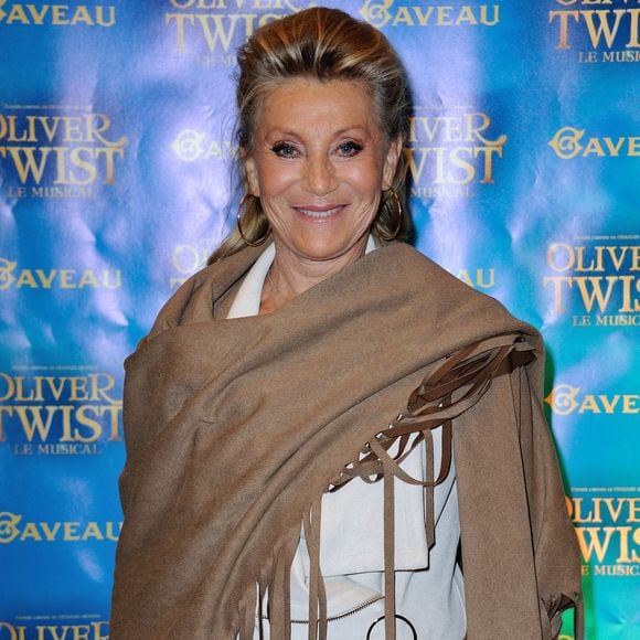 "On ne peut pas sortir. [...] J’avais des gens qui couchaient sur mon paillasson, j’avais des gens planqués dans mon parking. C’est d’ailleurs à cette époque que je me suis acheté un chien, un berger allemand, parce que j’avais peur" a raconté la chanteuse effrayée par ces situations.

Sheila assiste à la Soirée de Gala et Premiere de la Comedie Musicale Oliver Twist a la Salle Gaveau a Paris, France le 26 Septembre 2016. Photo by Aurore Marechal/ABACAPRESS.COM