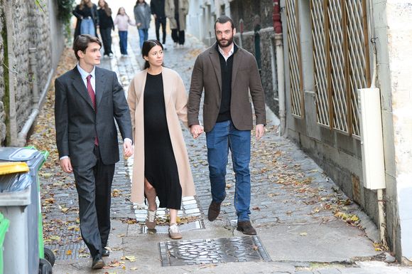 Un autre petit enfant est en route, celui de Louis Sarkozy et Natali Husic

Aurélien Enthoven, Louis Sarkozy et sa femme Natali Husic enceinte - Le clan Sarkozy à la sortie du domicile de Nicolas Sarkozy domicile parisien avant son incarcération à la prison de La Santé à Paris, France, le 21 octobre 2025.  © Bestimage