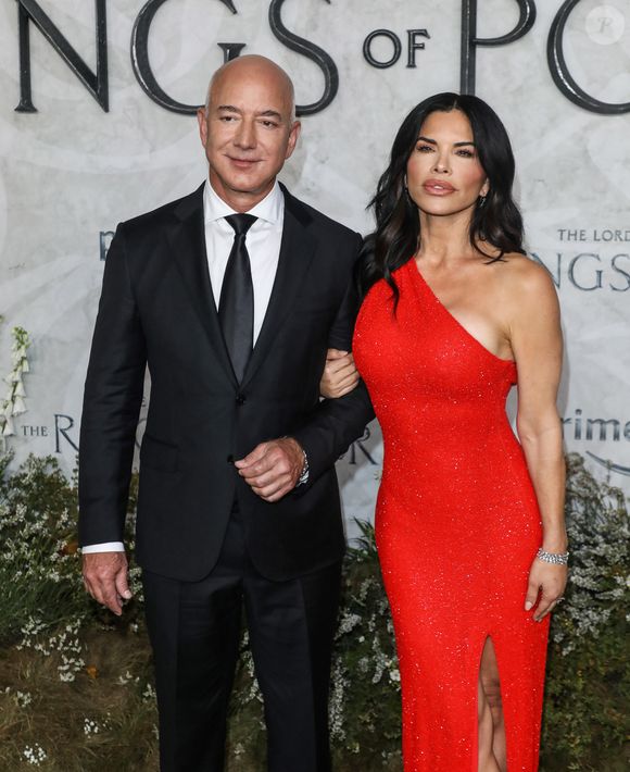 “Nous sommes ravis de vous compter parmi nous ! Une seule demande : pas de cadeaux, s'il vous plaît”, précisent-ils

Jeff Bezos et sa compagne Lauren Sanchez - Photocall de "Le Seigneur des anneaux : Les Anneaux de pouvoir " (The Lord of the Rings: The Rings of Power) à l'Odeon, Londres le 30 août 2022. AGENCE / BESTIMAGE