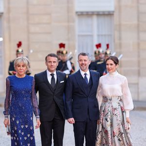 Des retrouvailles France-Danemark qui ne s'étaient pas déroulées depuis les années 1970 !
Accueil de leurs Majestés le roi Frederik et la reine Mary de Danemark par le président de la République française Emmanuel Macron et de sa femme la Première Dame française Brigitte Macron pour le dîner d’Etat, dans la cour d'Honneur du palais présidentiel de l’Elysée, à Paris, France, le 31 mars 2025, pour une visite d'État de trois jours. © Cyril Moreau/Bestimage