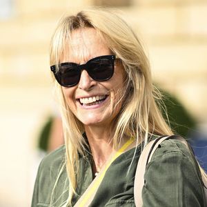 Estelle Lefébure était absente des obsèques de Nathalie Baye à Paris le 24 avril.

Exclusif - Estelle Lefébure à la sortie de l'hôtel Crillon à Paris, lors de la fashion week. Le 28 septembre 2023