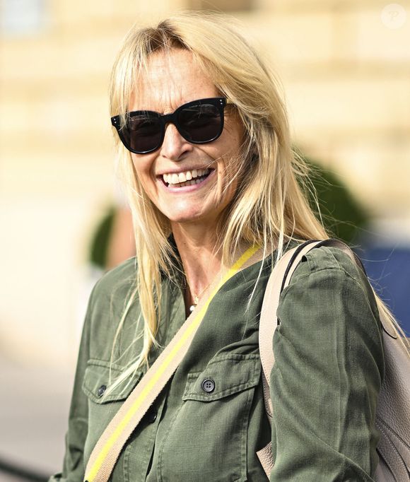 Estelle Lefébure était absente des obsèques de Nathalie Baye à Paris le 24 avril.

Exclusif - Estelle Lefébure à la sortie de l'hôtel Crillon à Paris, lors de la fashion week. Le 28 septembre 2023