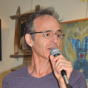 - Jean-Jacques Goldman - Vente aux enchères à l'occasion du 20ème anniversaire du spectacle "Les Vendanges du Coeur" à Ouveillan, près de Narbonne (Aude) au profit des "Restos du Coeur" le 20 juillet 2014.