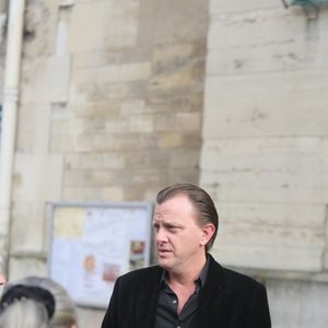 Claude François Junior lors de la messe hommage à Claude François en l'église Notre-Dame d'Auteuil à Paris le 10 mars 2018.