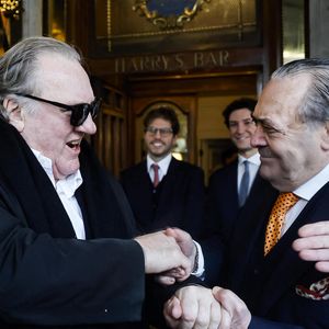 Gérard Depardieu et le paparazzi Rino Barillari se réconcilient au "Harry's Bar" à Rome le 19 janvier 2026. C'est au même endroit, le 21 mai 2024 que les deux hommes se sont accrochés. Gérard Depardieu aurait frappé le photographe à trois reprises au visage car ce dernier avait bousculé la compagne de Gérard Depardieu pour faire une série de photos. Après cet incident, les plaintes ont fusé de toute part....mais les images montrent que les deux hommes ont trouvé un terrain d'entente.
Zuma Press / Bestimage