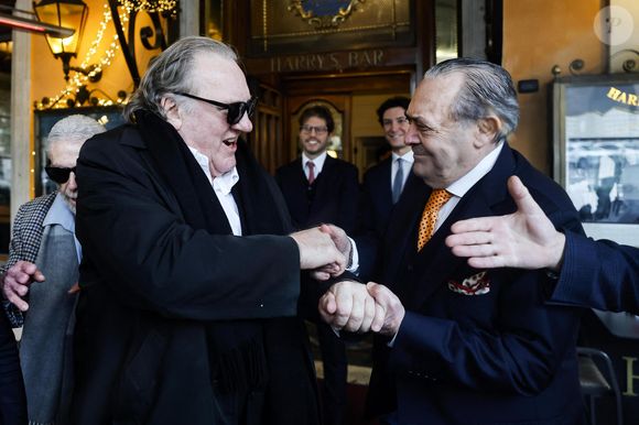 Gérard Depardieu et le paparazzi Rino Barillari se réconcilient au "Harry's Bar" à Rome le 19 janvier 2026. C'est au même endroit, le 21 mai 2024 que les deux hommes se sont accrochés. Gérard Depardieu aurait frappé le photographe à trois reprises au visage car ce dernier avait bousculé la compagne de Gérard Depardieu pour faire une série de photos. Après cet incident, les plaintes ont fusé de toute part....mais les images montrent que les deux hommes ont trouvé un terrain d'entente.
Zuma Press / Bestimage