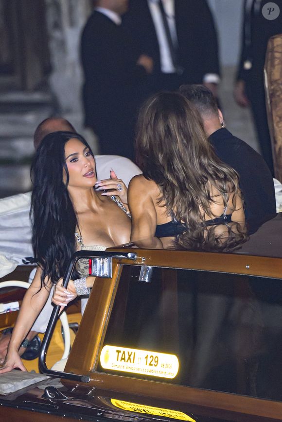 Kim Kardashian et Khloe Kardashian à Venise pour le mariage de Jeff Bezos et Lauren Sànchez le 26 juin 2025. 

Photo : SGP / BESTIMAGE