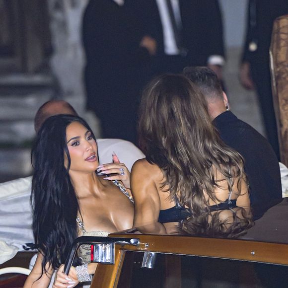 Kim Kardashian et Khloe Kardashian à Venise pour le mariage de Jeff Bezos et Lauren Sànchez le 26 juin 2025. 

Photo : SGP / BESTIMAGE