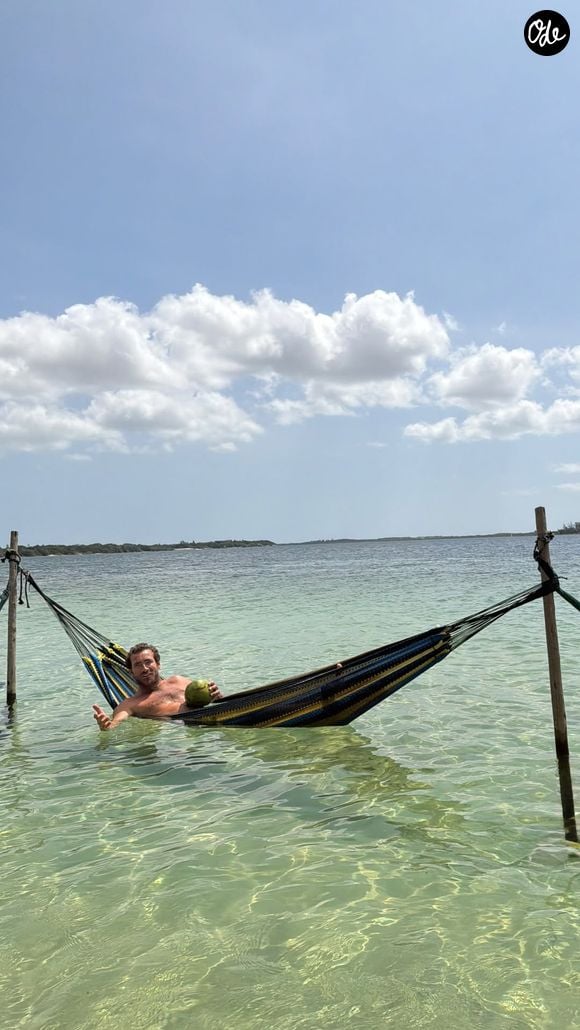 Il s'est également accordé un moment de détente dans un hamac installé au-dessus d'une eau cristalline.

Extrait du compte Instagram de Martin Kretz.

© Instagram / Martin Kretz