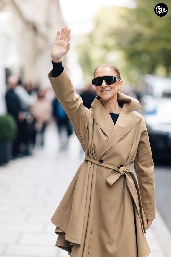 Elle a été accueillie par de nombreux fans devant son hôtel parisien, le "Royal Monceau".

Céline Dion acclamée par ses fans à son arrivée au palace Royal Monceau à Paris, le 28 août 2026, alors qu'elle prévoit de donner une série de 16 concerts en France, après plus de six années loin de la scène.

©  Tiziano Da Silva / Bestimage