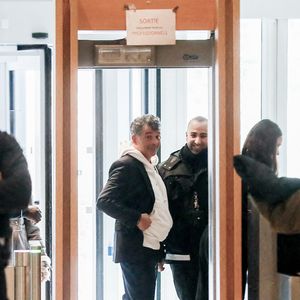 Stéphane Plaza arrive pour le verdict de son procès pour violences sur deux anciennes compagnes, à Paris, France, le 18 février 2025. L'agent immobilier de 54 ans est jugé pour "violences physiques et/ou psychologiques habituelles par concubin" entre 2018 et 2022 sur une ancienne compagne, Amandine, ainsi que pour "violences psychologiques habituelles par concubin" sur Paola, entre 2021 et 2022. Stéphane Plaza reconnu coupable de "violences habituelles par concubin" et condamné à 12 mois de prison avec sursis. © Chrstophe Clovis/Bestimage