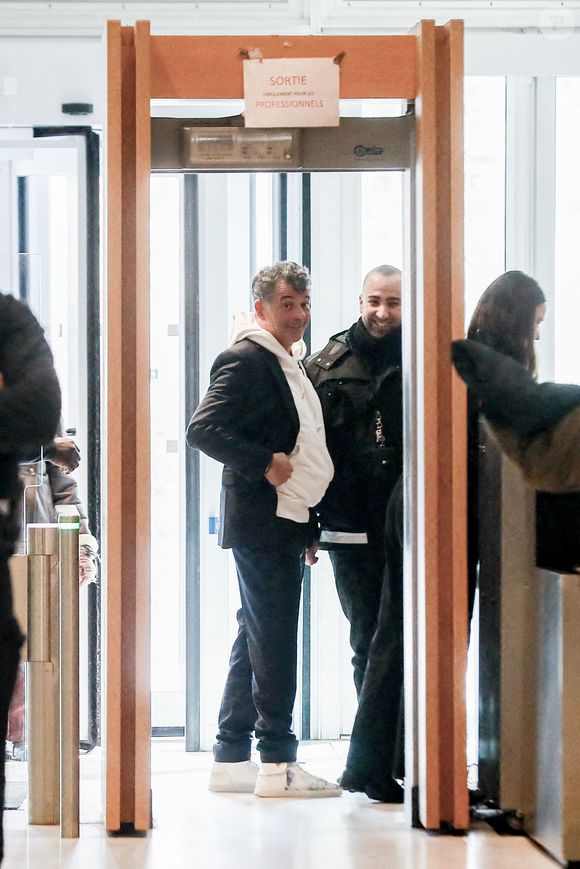 Stéphane Plaza arrive pour le verdict de son procès pour violences sur deux anciennes compagnes, à Paris, France, le 18 février 2025. L'agent immobilier de 54 ans est jugé pour "violences physiques et/ou psychologiques habituelles par concubin" entre 2018 et 2022 sur une ancienne compagne, Amandine, ainsi que pour "violences psychologiques habituelles par concubin" sur Paola, entre 2021 et 2022. Stéphane Plaza reconnu coupable de "violences habituelles par concubin" et condamné à 12 mois de prison avec sursis. © Chrstophe Clovis/Bestimage