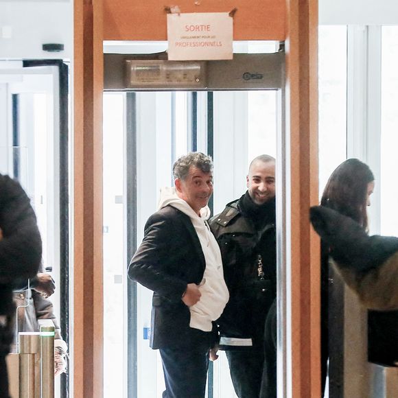 Stéphane Plaza arrive pour le verdict de son procès pour violences sur deux anciennes compagnes, à Paris, France, le 18 février 2025. L'agent immobilier de 54 ans est jugé pour "violences physiques et/ou psychologiques habituelles par concubin" entre 2018 et 2022 sur une ancienne compagne, Amandine, ainsi que pour "violences psychologiques habituelles par concubin" sur Paola, entre 2021 et 2022. Stéphane Plaza reconnu coupable de "violences habituelles par concubin" et condamné à 12 mois de prison avec sursis. © Chrstophe Clovis/Bestimage