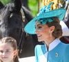 Et forcément, chaque geste de chaque membre de la famille royale est épié et analysé. 

Catherine (Kate) Middleton, princesse de Galles, La princesse Charlotte de Galles - Les membres de la famille royale britannique arrivent à Buckingham Palace pour la cérémonie Trooping the Colour à Londres, le 14 juin 2025. Affecté par le crash du Boeing 787 Dreamliner à Ahmedabad du 12 juin, le souverain et les officiels porteront un brassard noir en hommage aux plus de 270 victimes. Bon nombre d'elles étaient des ressortissants britanniques.