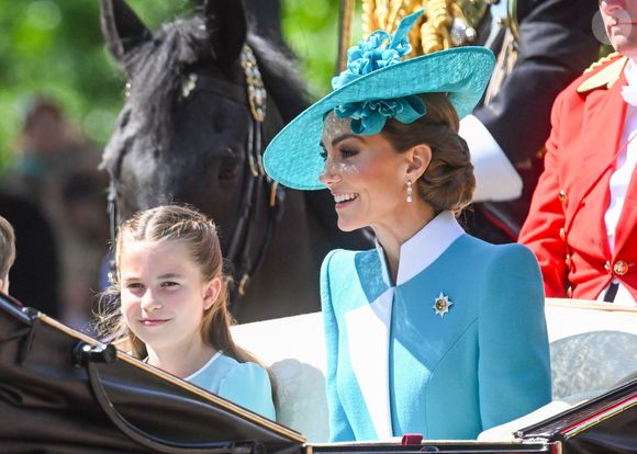 Et forcément, chaque geste de chaque membre de la famille royale est épié et analysé. 

Catherine (Kate) Middleton, princesse de Galles, La princesse Charlotte de Galles - Les membres de la famille royale britannique arrivent à Buckingham Palace pour la cérémonie Trooping the Colour à Londres, le 14 juin 2025. Affecté par le crash du Boeing 787 Dreamliner à Ahmedabad du 12 juin, le souverain et les officiels porteront un brassard noir en hommage aux plus de 270 victimes. Bon nombre d'elles étaient des ressortissants britanniques.