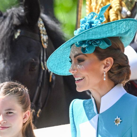 Et forcément, chaque geste de chaque membre de la famille royale est épié et analysé. 

Catherine (Kate) Middleton, princesse de Galles, La princesse Charlotte de Galles - Les membres de la famille royale britannique arrivent à Buckingham Palace pour la cérémonie Trooping the Colour à Londres, le 14 juin 2025. Affecté par le crash du Boeing 787 Dreamliner à Ahmedabad du 12 juin, le souverain et les officiels porteront un brassard noir en hommage aux plus de 270 victimes. Bon nombre d'elles étaient des ressortissants britanniques.