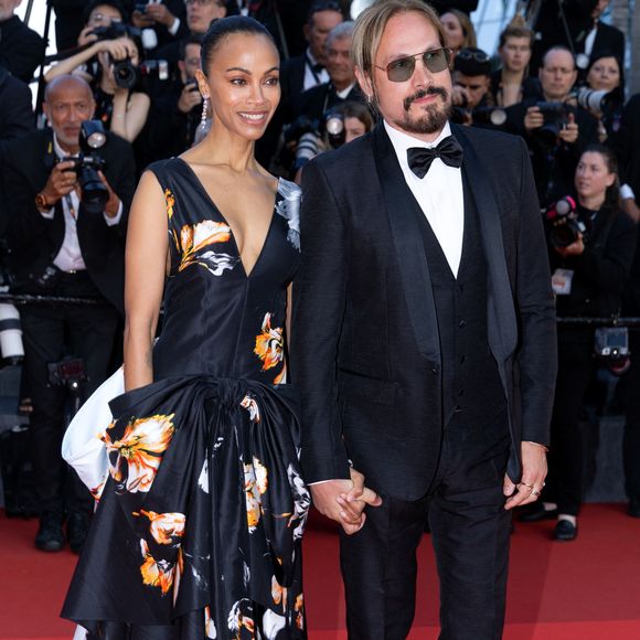 Zoe Saldaña et Marco Perego - Montée des marches pour la cérémonie de clôture du 79ème Festival International du Film de Cannes, le 23 mai 2026. © Olivier Borde / Bestimage