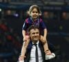 Dix ans après avoir soulevé le même trophée avec le FC Barcelone, l’entraîneur espagnol avait conduit le PSG au sommet de l’Europe le 31 mai 2025 en battant l'Inter Milan 5-0 en finale à Munich, en Allemagne.

Luis Enrique, entraîneur du FC Barcelone, célèbre la victoire de son équipe en finale de la Ligue des champions de l'UEFA avec sa fille Xana Martinez après le match opposant la Juventus au FC Barcelone à l'Olympiastadion de Berlin, en Allemagne. © Imago/PsnewZ/Bestimage