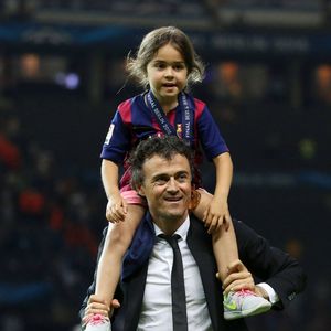 Dix ans après avoir soulevé le même trophée avec le FC Barcelone, l’entraîneur espagnol avait conduit le PSG au sommet de l’Europe le 31 mai 2025 en battant l'Inter Milan 5-0 en finale à Munich, en Allemagne.

Luis Enrique, entraîneur du FC Barcelone, célèbre la victoire de son équipe en finale de la Ligue des champions de l'UEFA avec sa fille Xana Martinez après le match opposant la Juventus au FC Barcelone à l'Olympiastadion de Berlin, en Allemagne. © Imago/PsnewZ/Bestimage