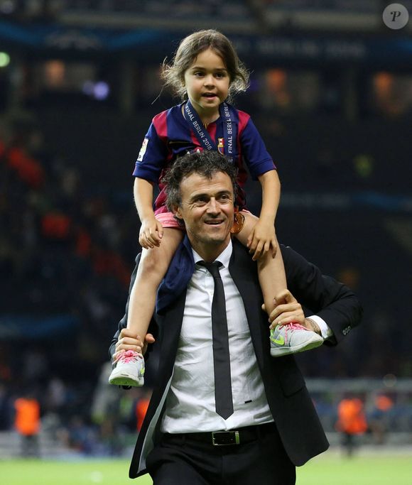 Dix ans après avoir soulevé le même trophée avec le FC Barcelone, l’entraîneur espagnol avait conduit le PSG au sommet de l’Europe le 31 mai 2025 en battant l'Inter Milan 5-0 en finale à Munich, en Allemagne.

Luis Enrique, entraîneur du FC Barcelone, célèbre la victoire de son équipe en finale de la Ligue des champions de l'UEFA avec sa fille Xana Martinez après le match opposant la Juventus au FC Barcelone à l'Olympiastadion de Berlin, en Allemagne. © Imago/PsnewZ/Bestimage