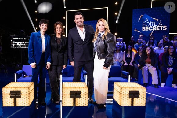 Exclusif - Marie Claude Pietragalla, Arnaud Ducret, Santa, Faustine Bollaert en backstage lors de l'enregistrement de l'émission "La Boîte à secrets", présentée par Faustine Bollaert et diffusée le 17 octobre sur France 3, dans les studios du Lendit à Saint-Denis, France, le 23 septembre 2025. © Cyril Moreau/Bestimage