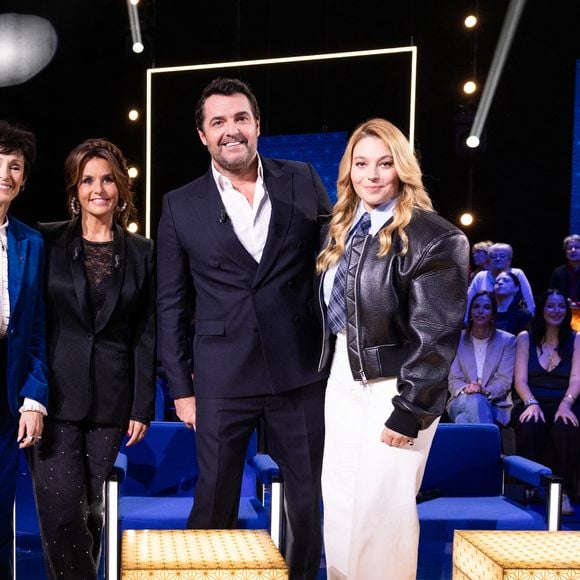 Exclusif - Marie Claude Pietragalla, Arnaud Ducret, Santa, Faustine Bollaert en backstage lors de l'enregistrement de l'émission "La Boîte à secrets", présentée par Faustine Bollaert et diffusée le 17 octobre sur France 3, dans les studios du Lendit à Saint-Denis, France, le 23 septembre 2025. © Cyril Moreau/Bestimage