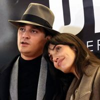Premier selfie de parents pour Alain-Fabien Delon et Laura : un mois et demi après la naissance de Romy, le couple rayonne