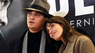 Premier selfie de parents pour Alain-Fabien Delon et Laura : un mois et demi après la naissance de Romy, le couple rayonne