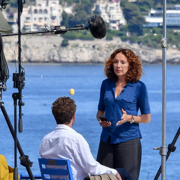 Autrement, elle est exilée une bonne partie de l'année à l'autre bout du monde.

Isabel Otero et Hubert Roulleau sur le tournage de la série "Crimes parfaits" (France 3) sur la promenade des Anglais et sur la plage Beau Rivage à Nice, sous la direction d'Emmanuel Rigaut. Le 23 juin 2020.