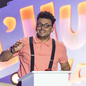 Pour le lancement, il est lui-même monté sur scène
Exclusif - Kev Adams durant l'enregistrement de la seconde soirée de "L'humour à la plage" pour la 3eme édition du festival de Juan les Pins à la pinède Gould le 27 juin 2026. © Jack Tribeca/Bestimage
