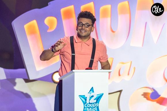Pour le lancement, il est lui-même monté sur scène

Exclusif - Kev Adams durant l'enregistrement de la seconde soirée de "L'humour à la plage" pour la 3eme édition du festival de Juan les Pins à la pinède Gould le 27 juin 2026. © Jack Tribeca/Bestimage