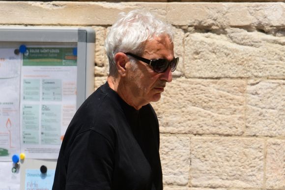 L’ancien sélectionneur Raymond Domenech a tenu à rendre hommage à Bernard Lacombe

Raymond Domenech aux arrivées des Obsèques de Bernard Lacombe en l'église Saint-Louis de Fontaines-sur-Saône près de Lyon, France, le 25 juin 2025. © Romain Doucelin/Bestimage