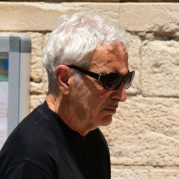 L’ancien sélectionneur Raymond Domenech a tenu à rendre hommage à Bernard Lacombe

Raymond Domenech aux arrivées des Obsèques de Bernard Lacombe en l'église Saint-Louis de Fontaines-sur-Saône près de Lyon, France, le 25 juin 2025. © Romain Doucelin/Bestimage
