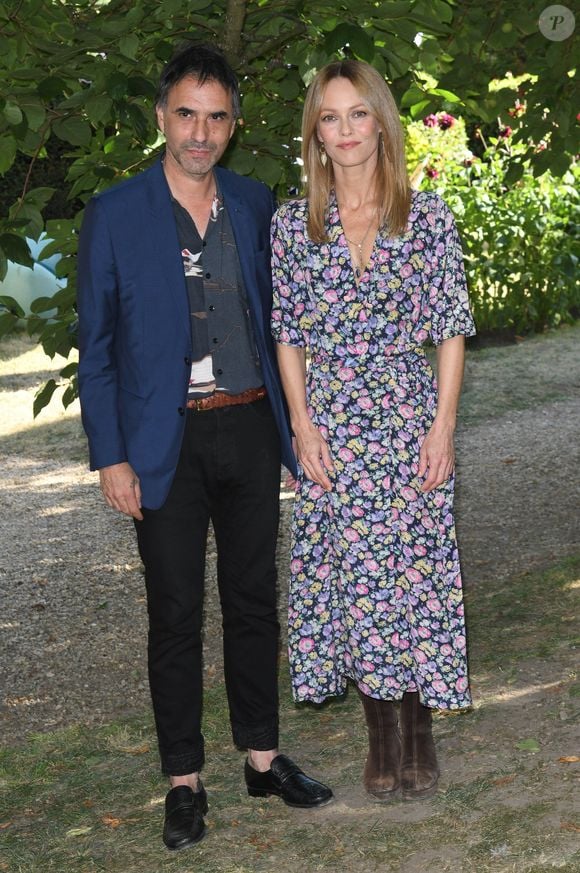 Samuel Benchetrit et Vanessa Paradis - Photocall du film "Cette musique ne joue pour personne" lors du 14ème Festival du Film Francophone d'Angoulême. Le 28 août 2021
© Coadic Guirec / Bestimage