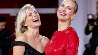 Carole Bouquet et Mélanie Laurent rivalisent d’élégance à Venise : robe à sequins rouges pour l’une, silhouette chic pour l’autre