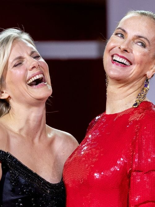 Carole Bouquet et Mélanie Laurent rivalisent d’élégance à Venise : robe à sequins rouges pour l’une, silhouette chic pour l’autre