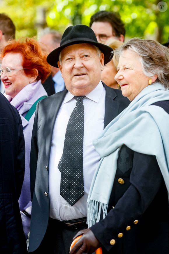 À 83 ans, le chroniqueur n’a pas hésité à partager des détails intimes, tout en préservant l’anonymat de son épouse. 

Exclusif - Gérard Carreyrou - Obsèques de l'avocat et homme politique français Tony Dreyfus au cimetière du Montparnasse à Paris, France, le 5 mai 2023. © Christophe Clovis/Bestimage
