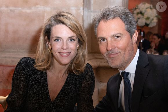 Pour la femme du chirurgien Stéphane Delajoux, l'investissement vaut le sourire avec lequel on ressort de ce "soin de rêve" avec massage, brushing...

Julie Andrieu et son mari Stéphane Delajoux au Gala Mawoma à la Conciergerie à Paris, France le 09 mars 2020. Photo par Aurore Marechal/Abaca